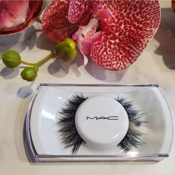 MAC Heartbreaker Lashes - Picture 5 of 9